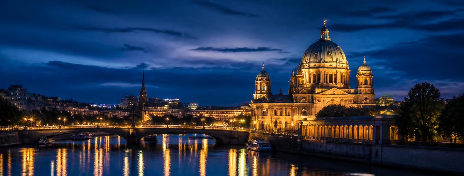 Stadtsilhouette zur blauen Stunde